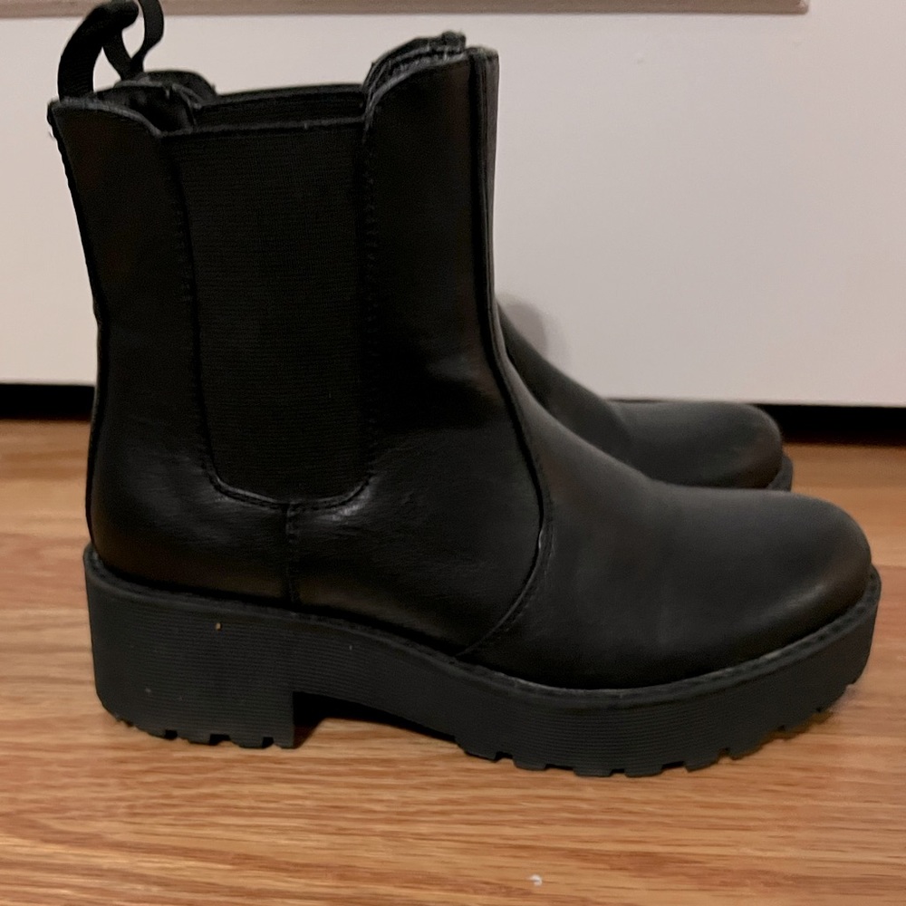 Dirty Laundry Montana lug Sole Chelsey boot in black